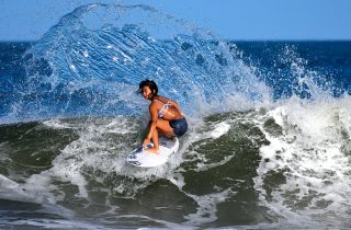 オリンピック競技会場「釣ヶ崎海岸」で行われるサーフィン大会 オリンピック競技会場「釣ヶ崎海岸」で行われるサーフィン大会